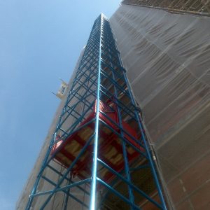 Torre elevadora de materiales.
