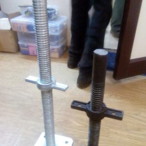 Tornillon nivelador regulable para andamio –  0,60 Mts